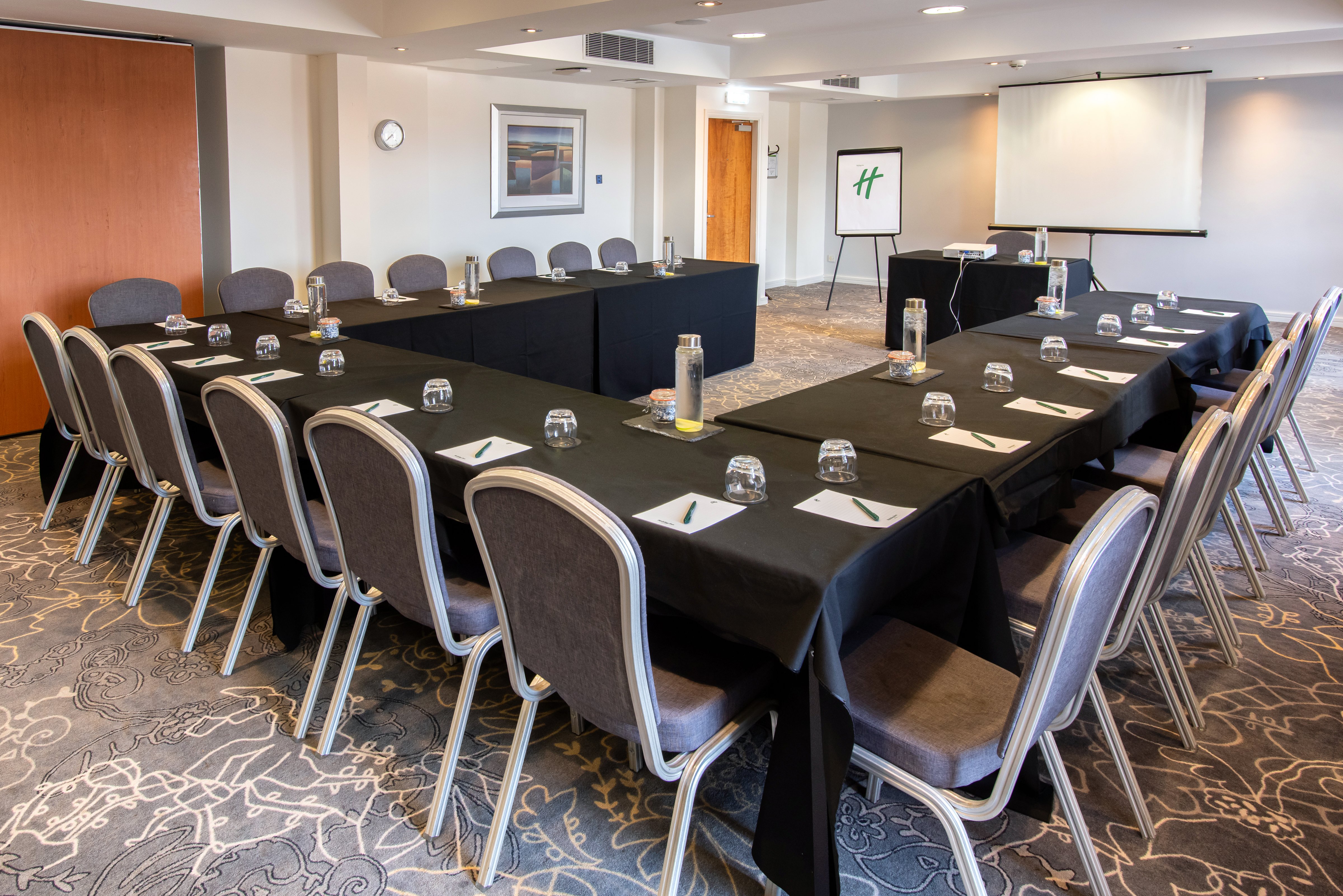 Holiday Inn Ellesmere Port Cheshire Oaks 26/48