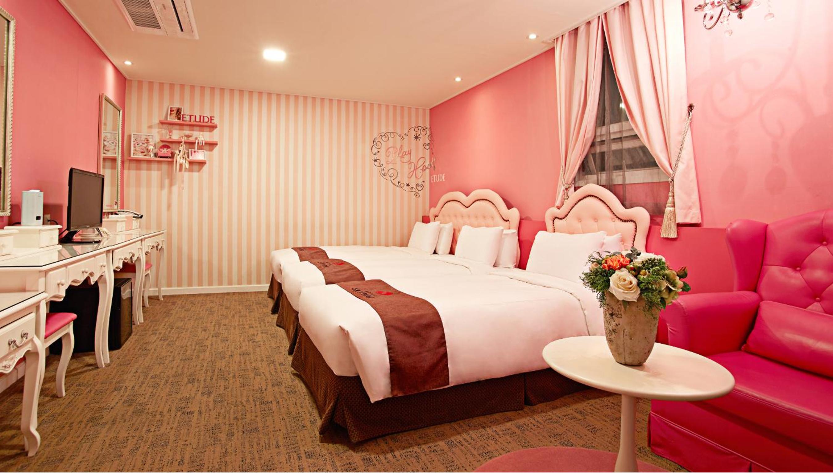 Princess, Suite, 1 Queen and 1 Single Bed