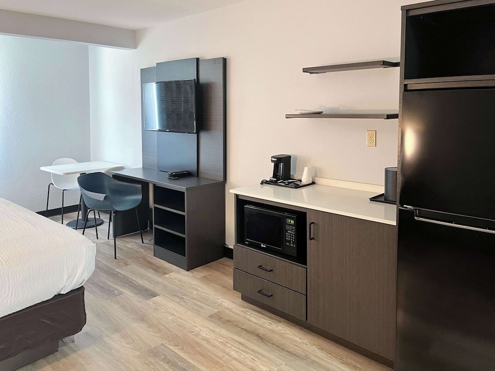 Studio6 Suites Elkhart, IN 24/40