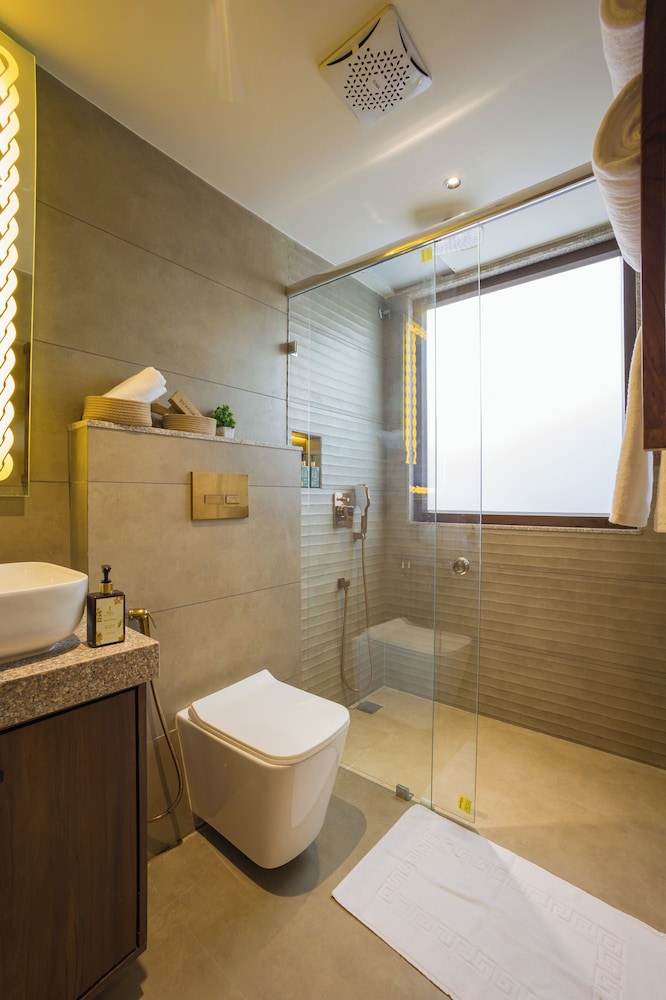 ELIVAAS Cows and Cuddles 4 BHK with Pvt Pool and Garden 65/68