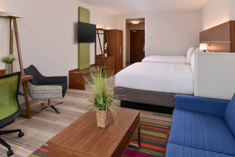 Holiday Inn Express Suites St Petersburg Seminole Area 37/74
