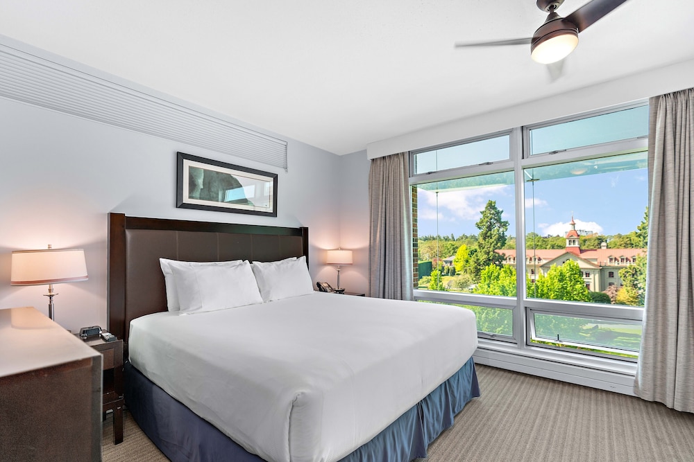 1 BEDROOM, SUITE, CORNER