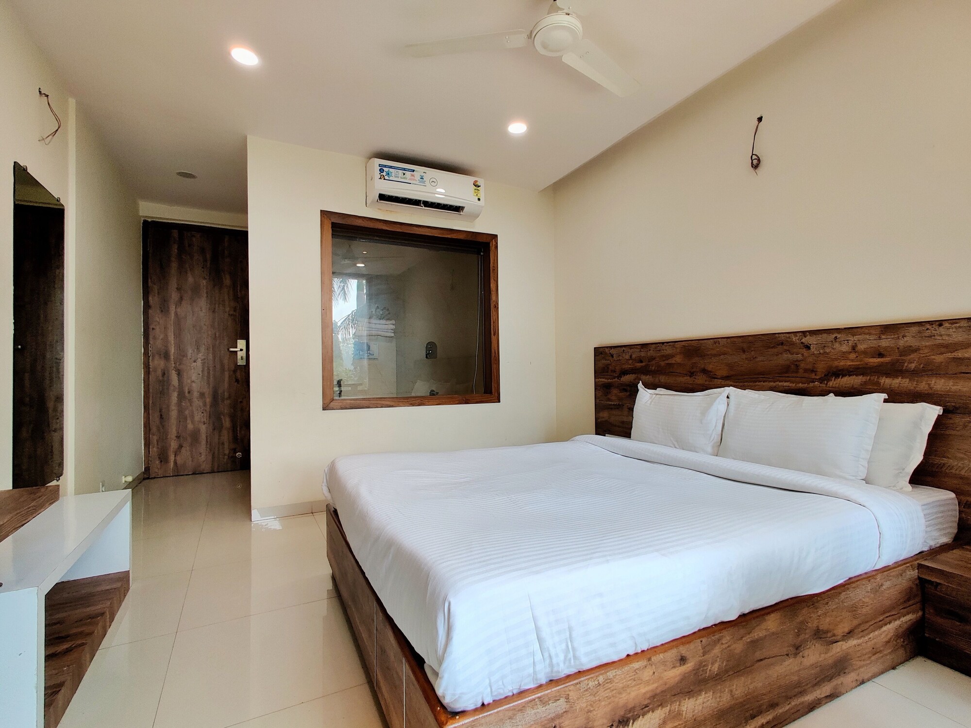 DELUXE, QUEEN BED, POOL VIEW