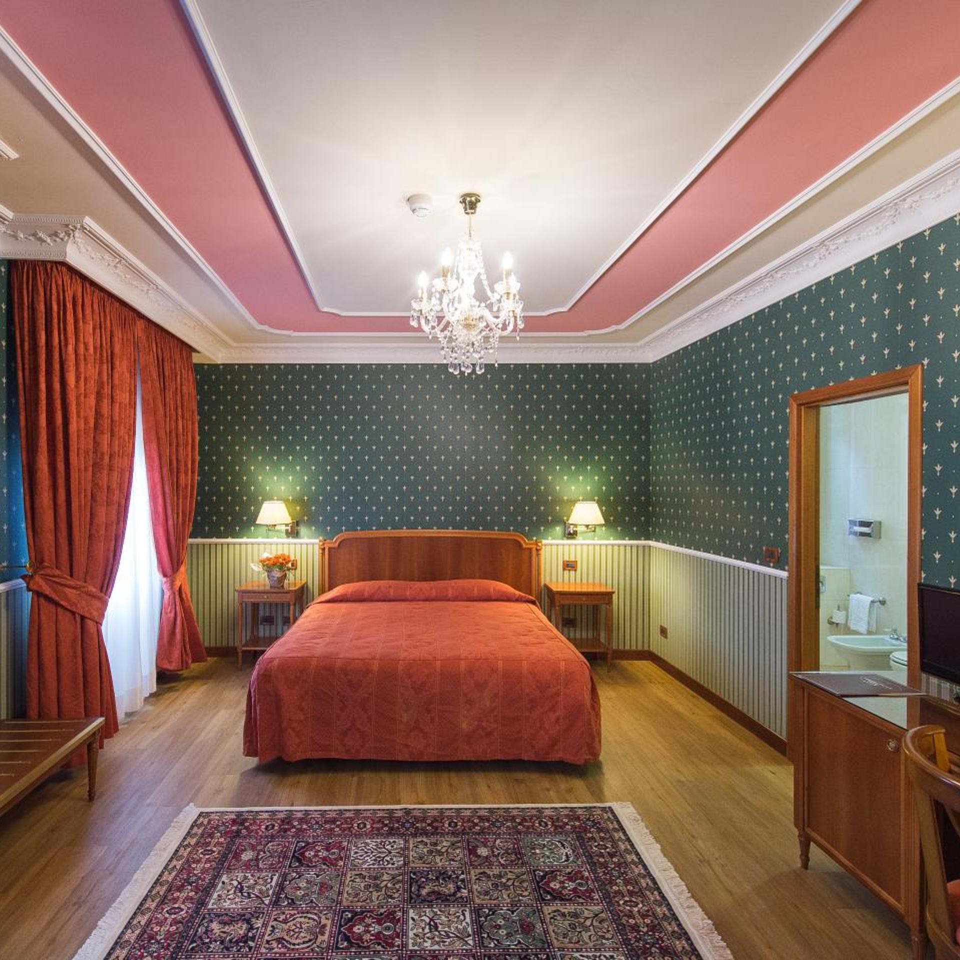جناح جونيور، Strozzi Palace Hotel 9/10