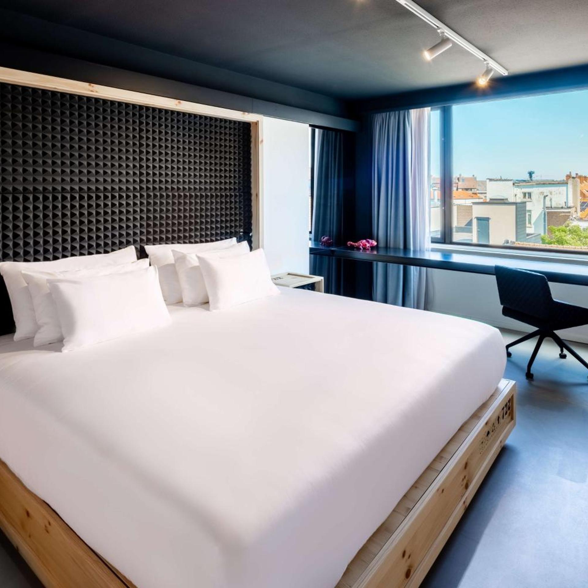 Room, King Bed, Skyline View