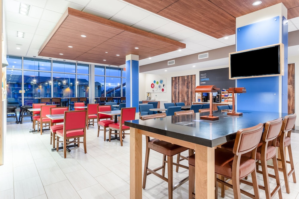 Holiday Inn Express Suites Springfield North 43/60