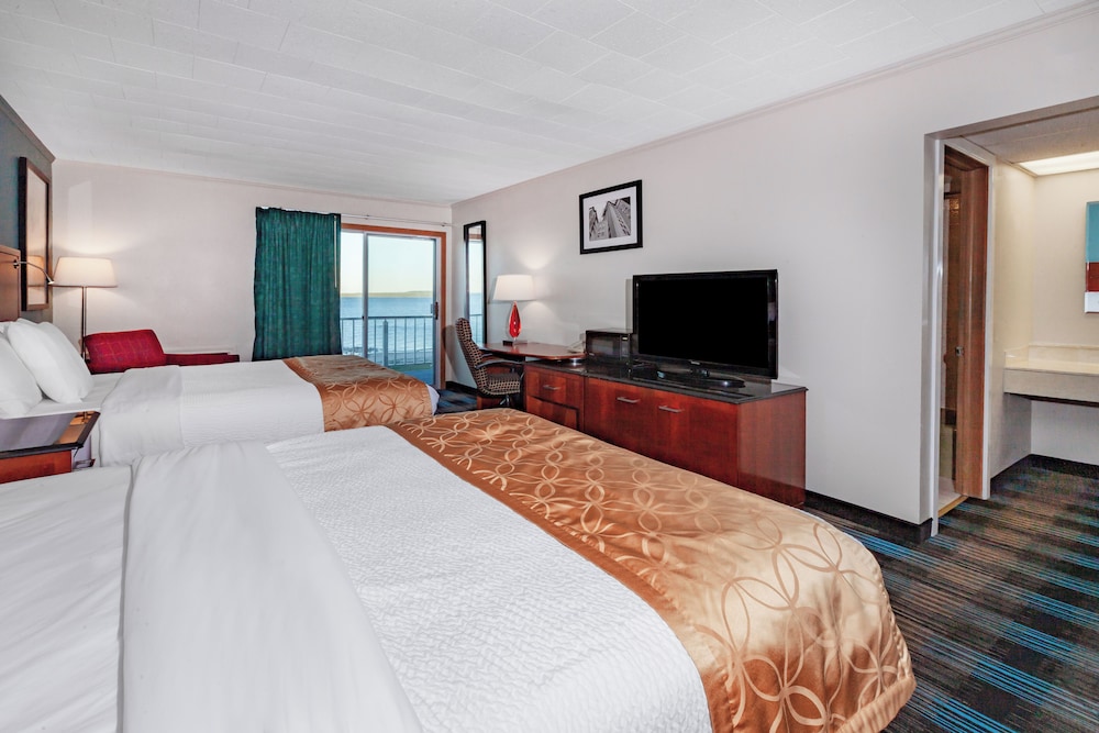 Days Inn Suites By Wyndham St Ignace Lakefront 13/50