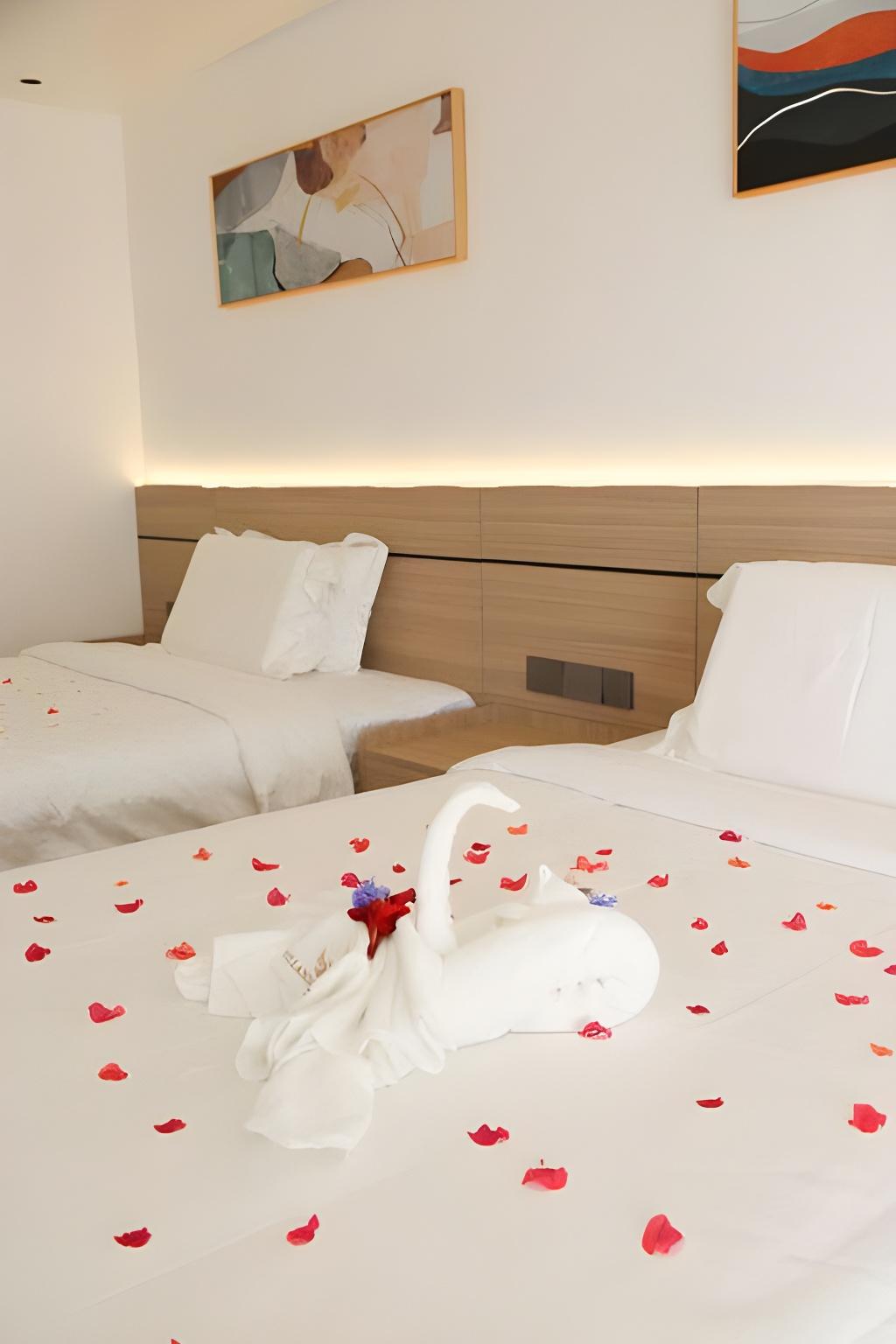 Deluxe, 2 Double Beds, Pool Access