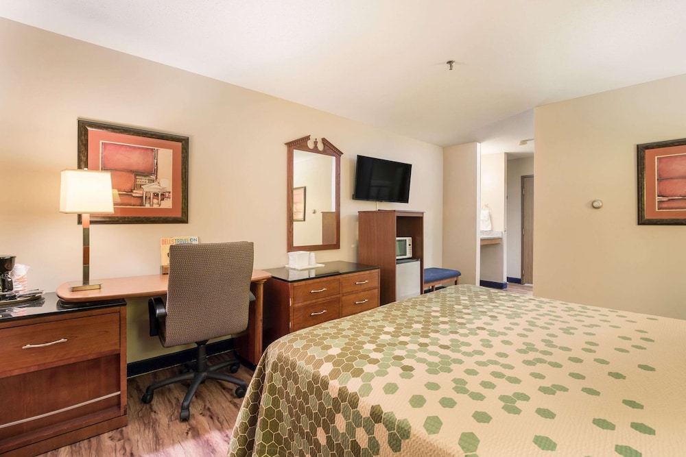 AmericInn by Wyndham Lake Mills 12/36