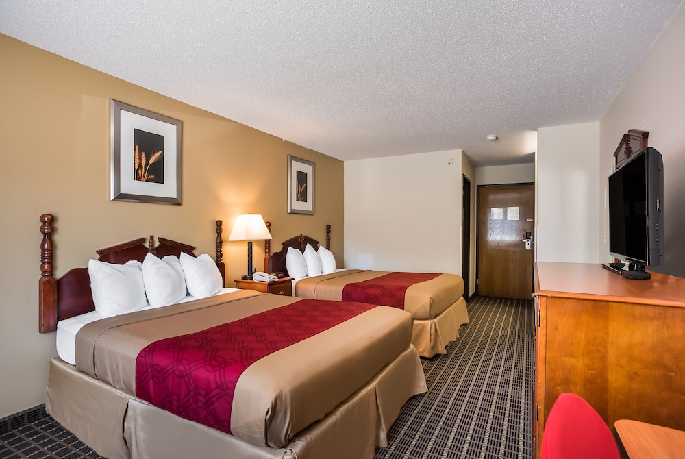 Rodeway Inn Cedar Rapids Westdale 12/27