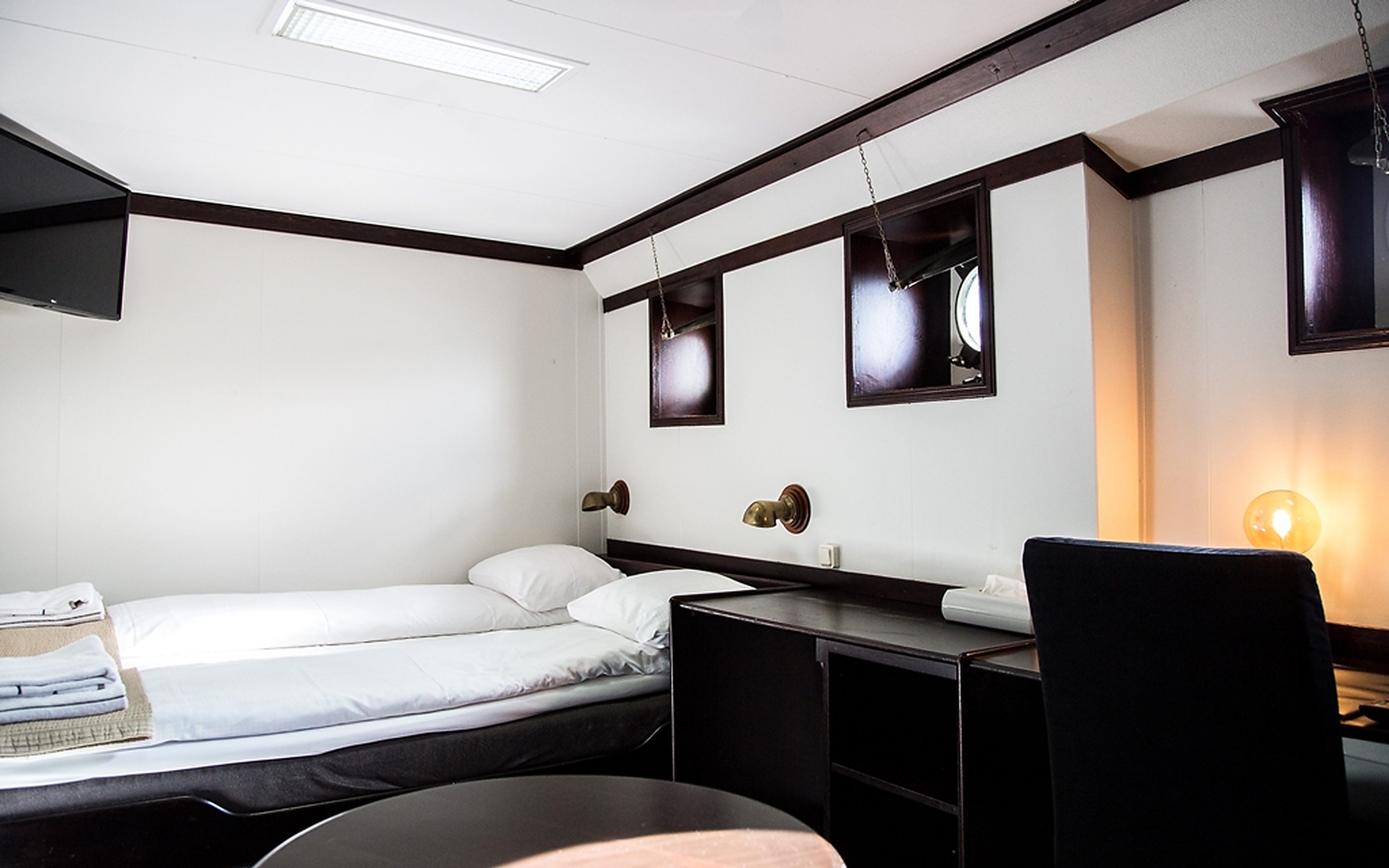 Deluxe, Cabin