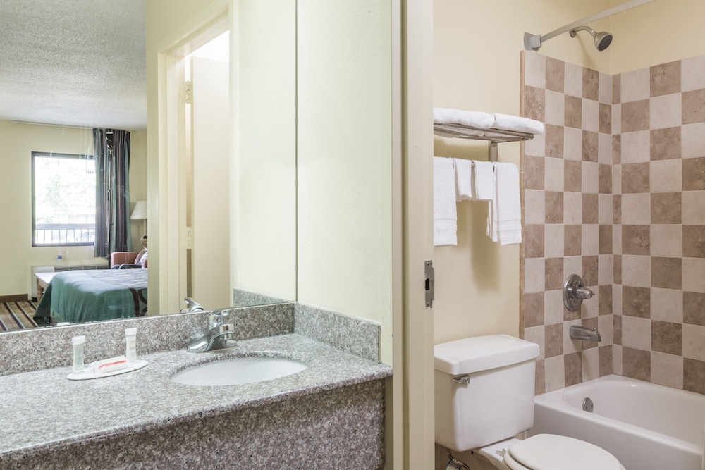 Super 8 by Wyndham Norcross/I-85 Atlanta 21/21