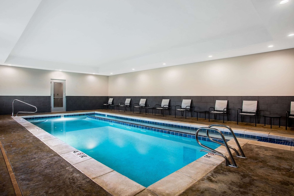 La Quinta Inn Suites By Wyndham Pittsburg 24/51