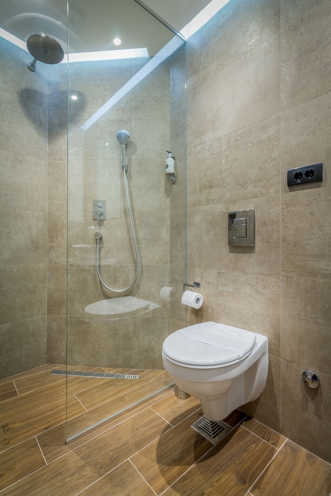 Level Luxury Suites 48/55