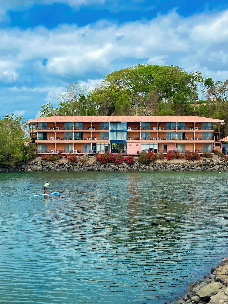 The Beach House 45/48