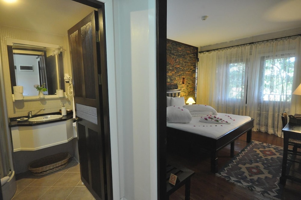 El Vino Hotel Suites 48/50