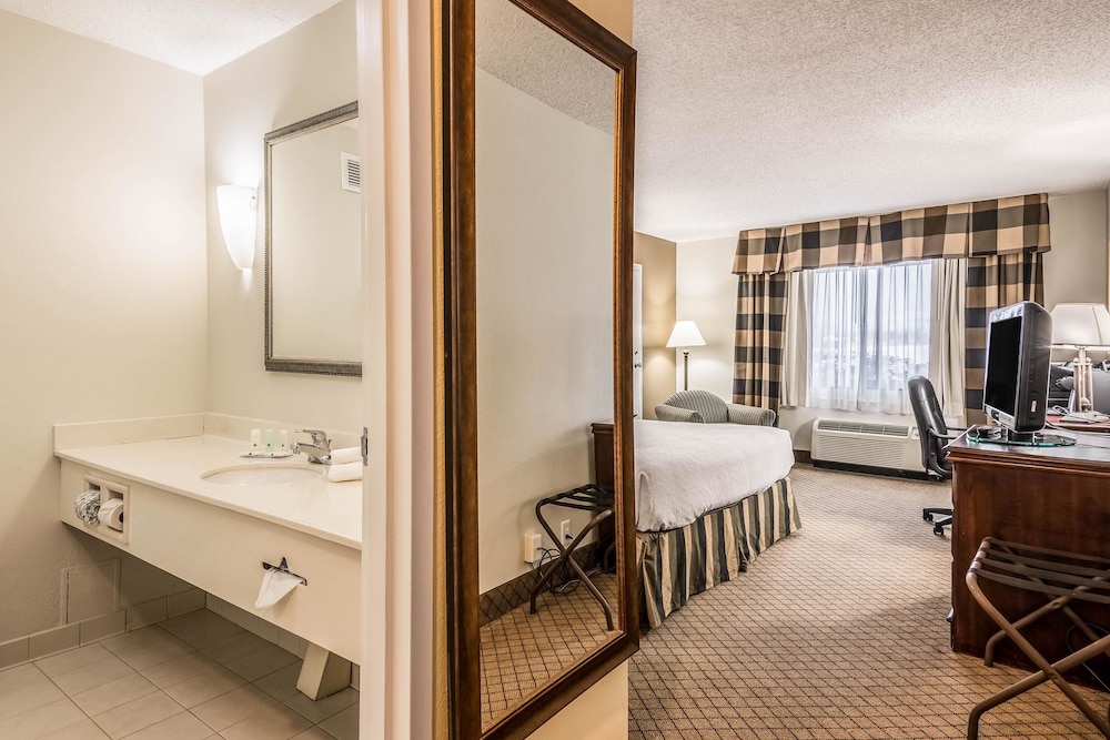 The Lux Hotel & Conference Center, Ascend Hotel Collection 12/39