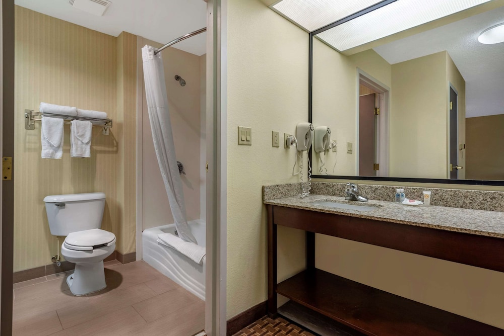 Comfort Inn & Suites Warsaw near US-30 17/44