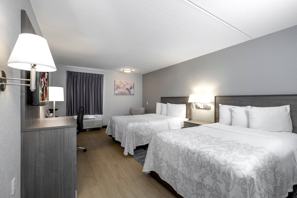 Non-Smoking Standard 2 Full Beds، Red Roof PLUS Boston - Mansfield/ Foxboro 5/10