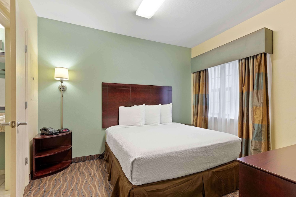 Crestwood Suites Lakeland 23/63