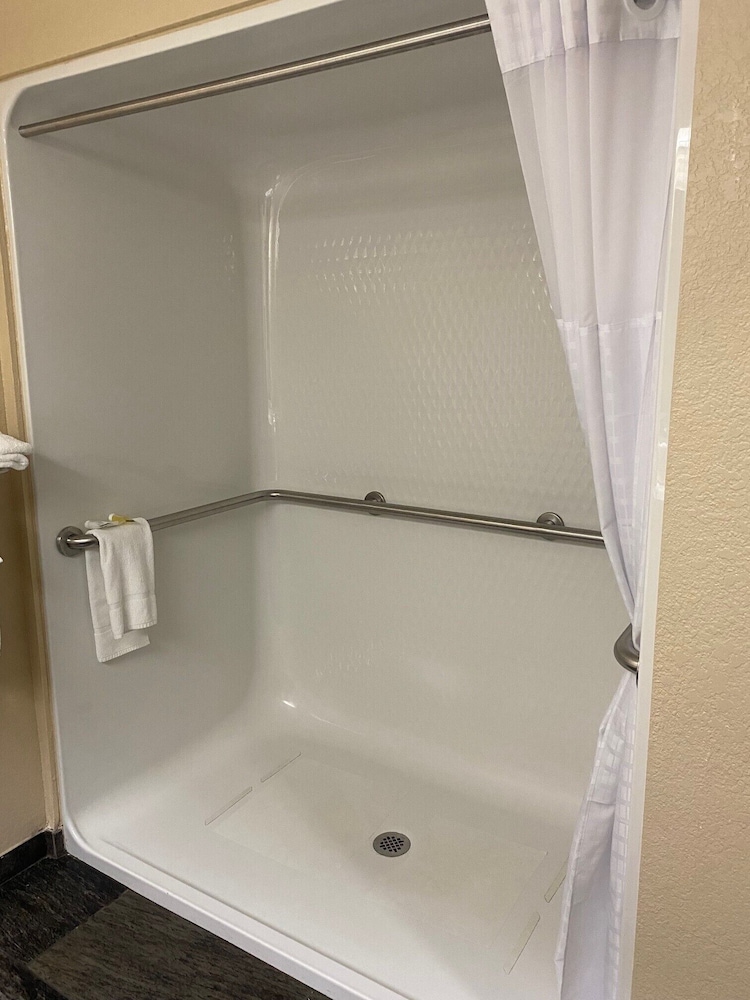 Super 8 by Wyndham New Hampton 32/32