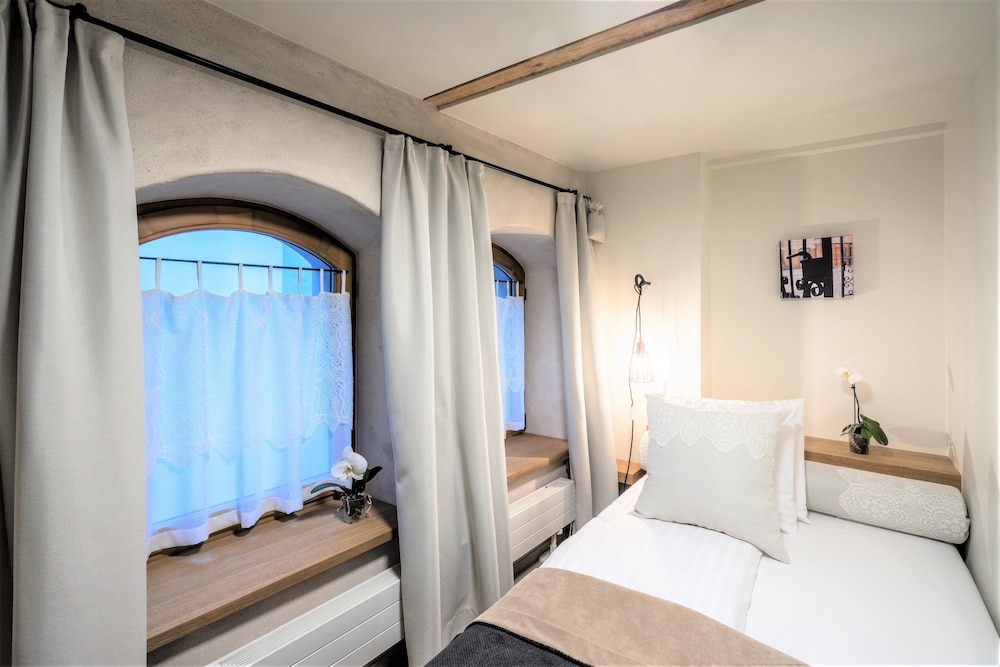 Room, Single, Single Bed