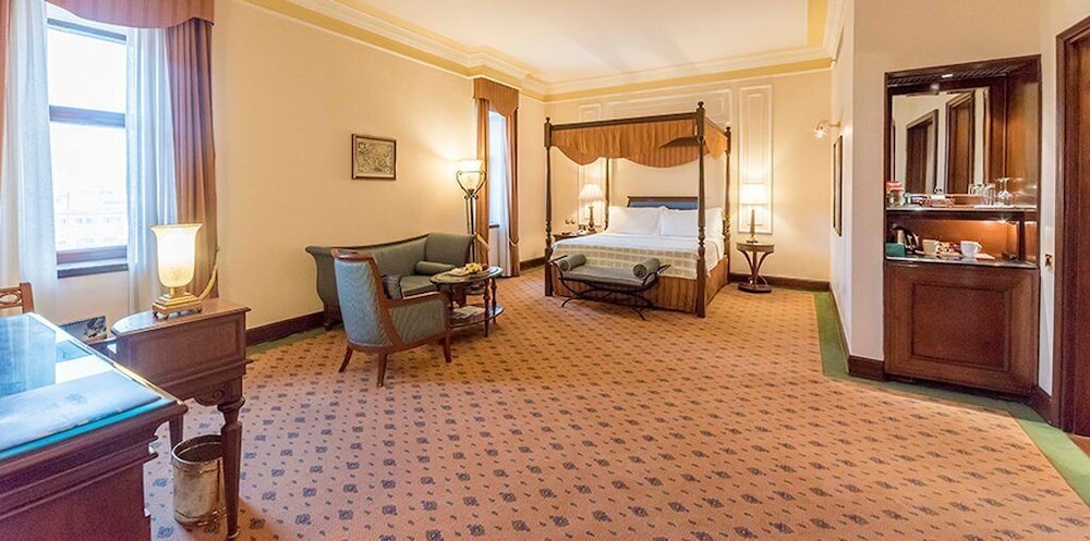 THE OBEROI GRAND 47/81