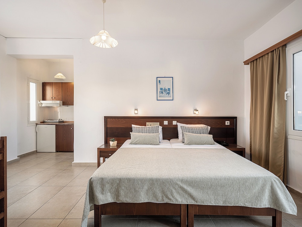 Studio, Twin Beds