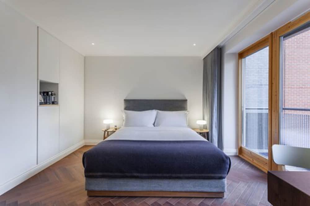 House, Queen Bed