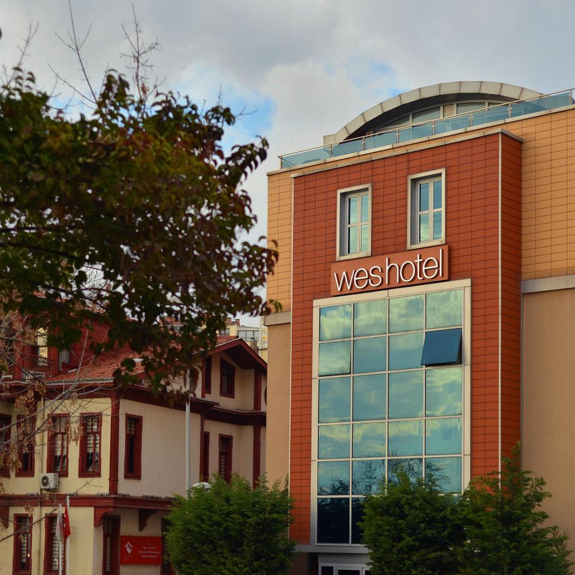 Wes Hotel 5/55
