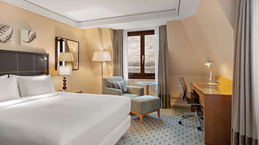 Executive, Queen Bed, Club Lounge Access