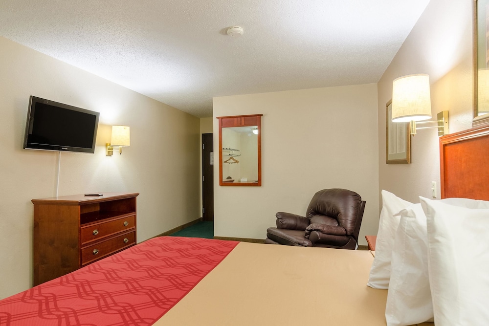 Rodeway Inn Mitchell 12/44