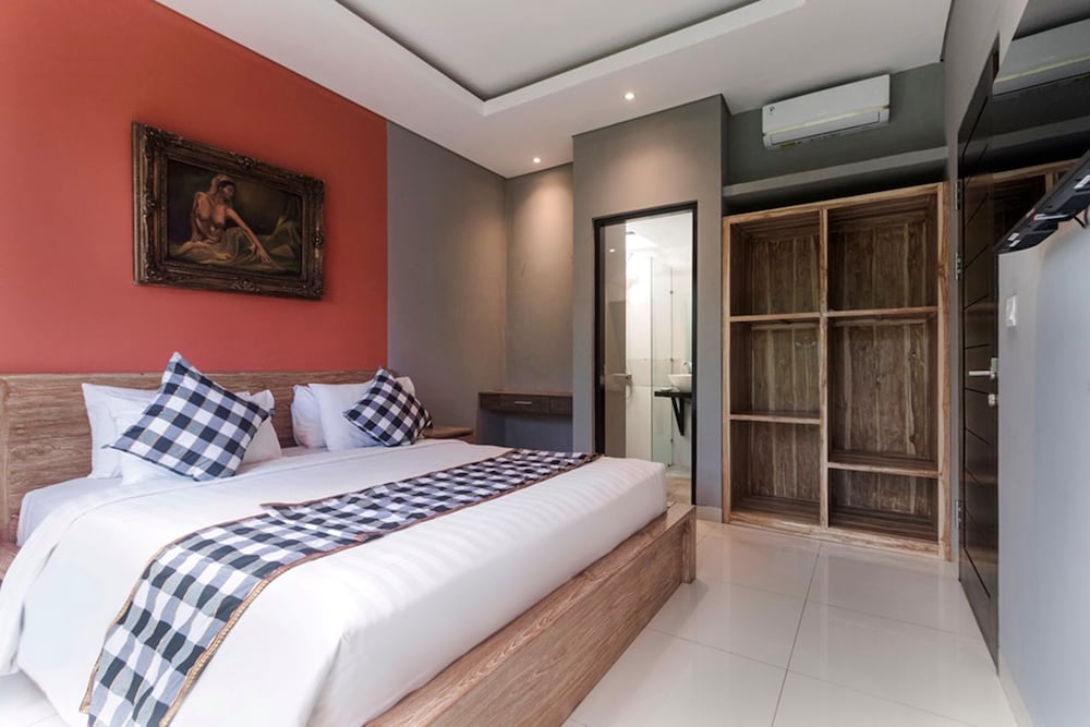 3 BEDROOMS, FAMILY SUITE, KITCHEN