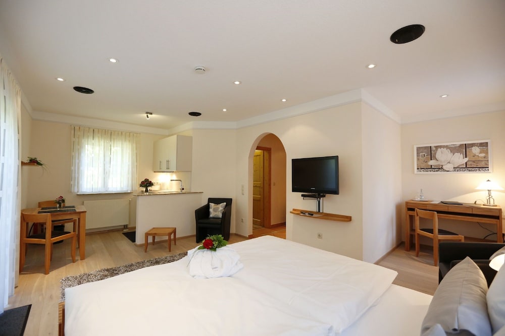 1 Bedroom, Deluxe, Studio, King Bed, Kitchenette, Garden Area
