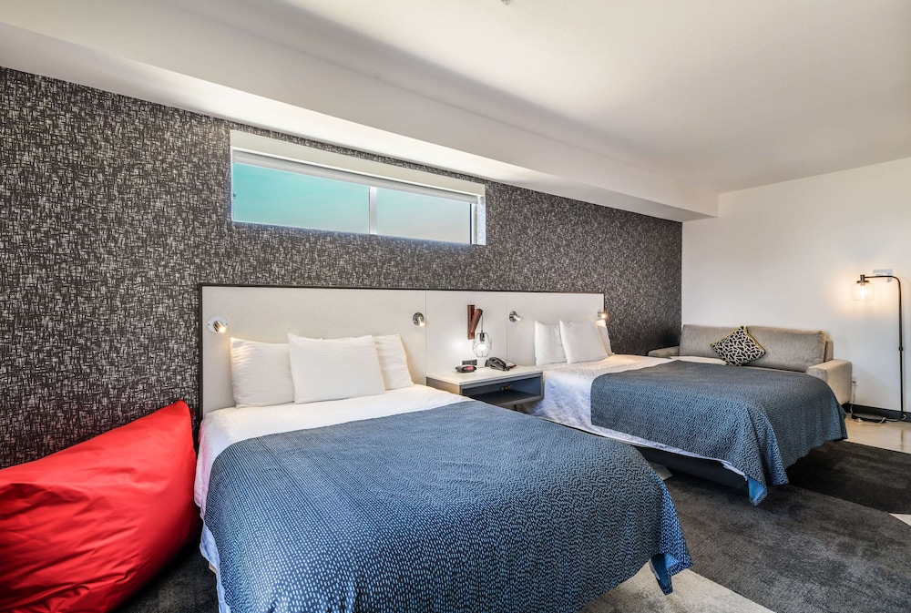 Hy-Lo Hotel 22/73