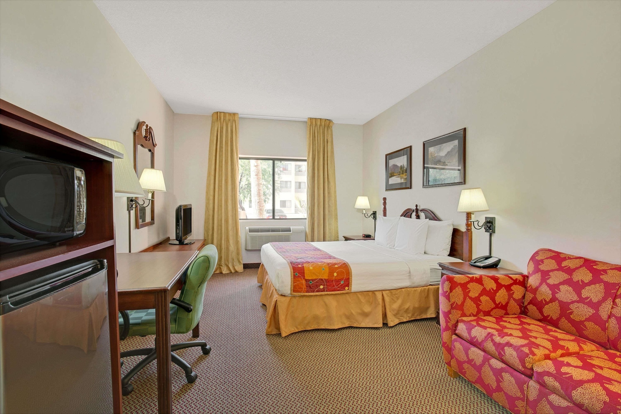 STUDIO, SUITE, KING BED