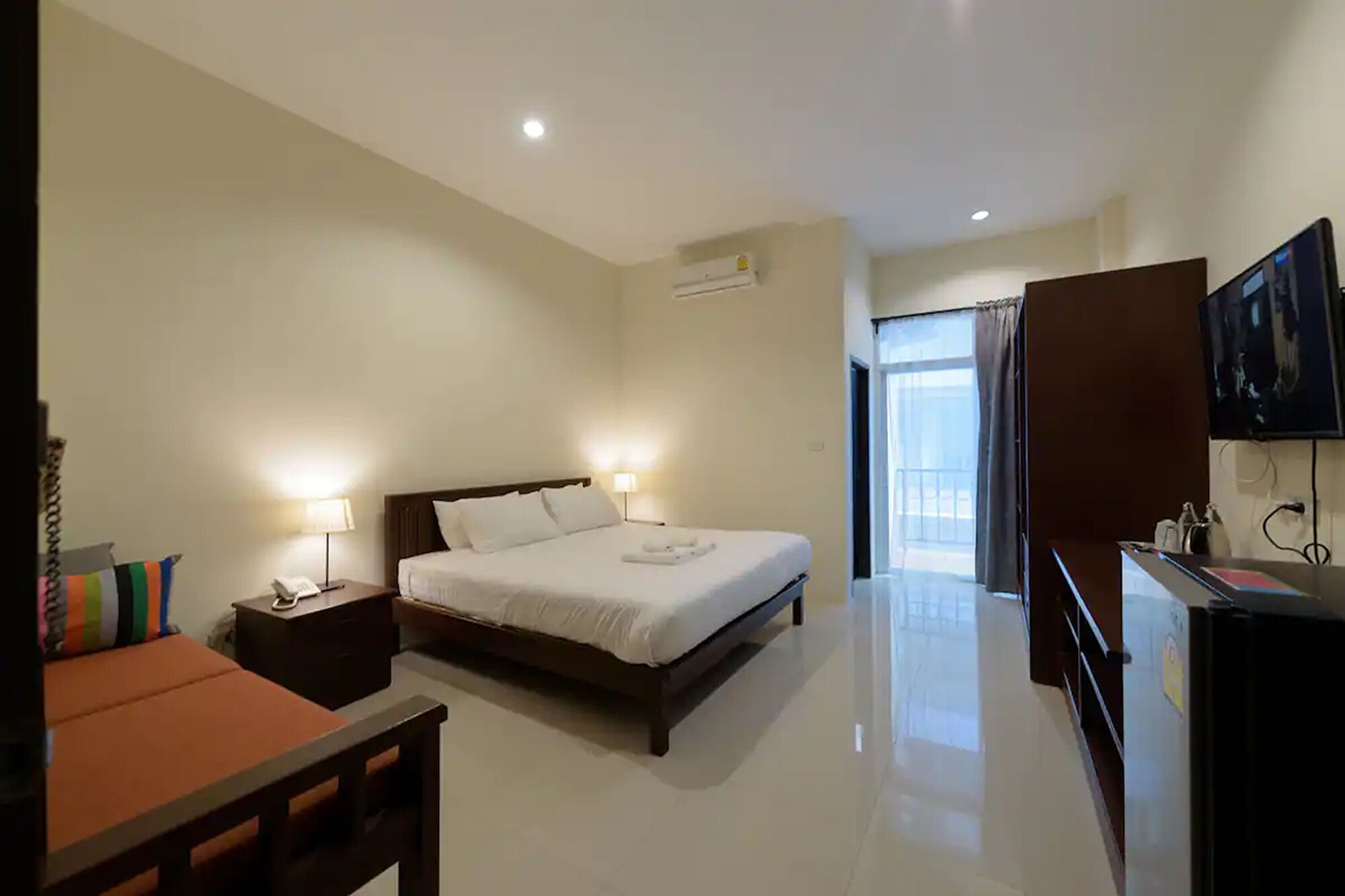 DELUXE, DOUBLE BED