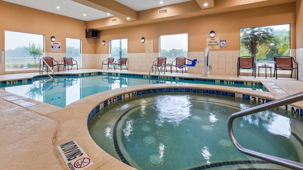 Best Western Plus Burleson Inn & Suites 4/32