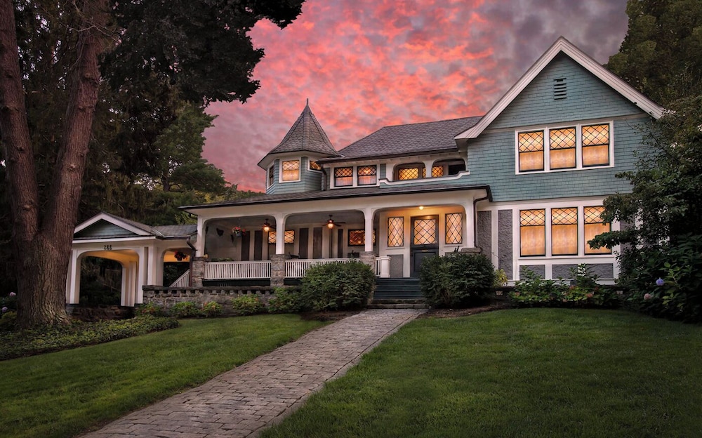 The Black Walnut B & B Inn 68/73