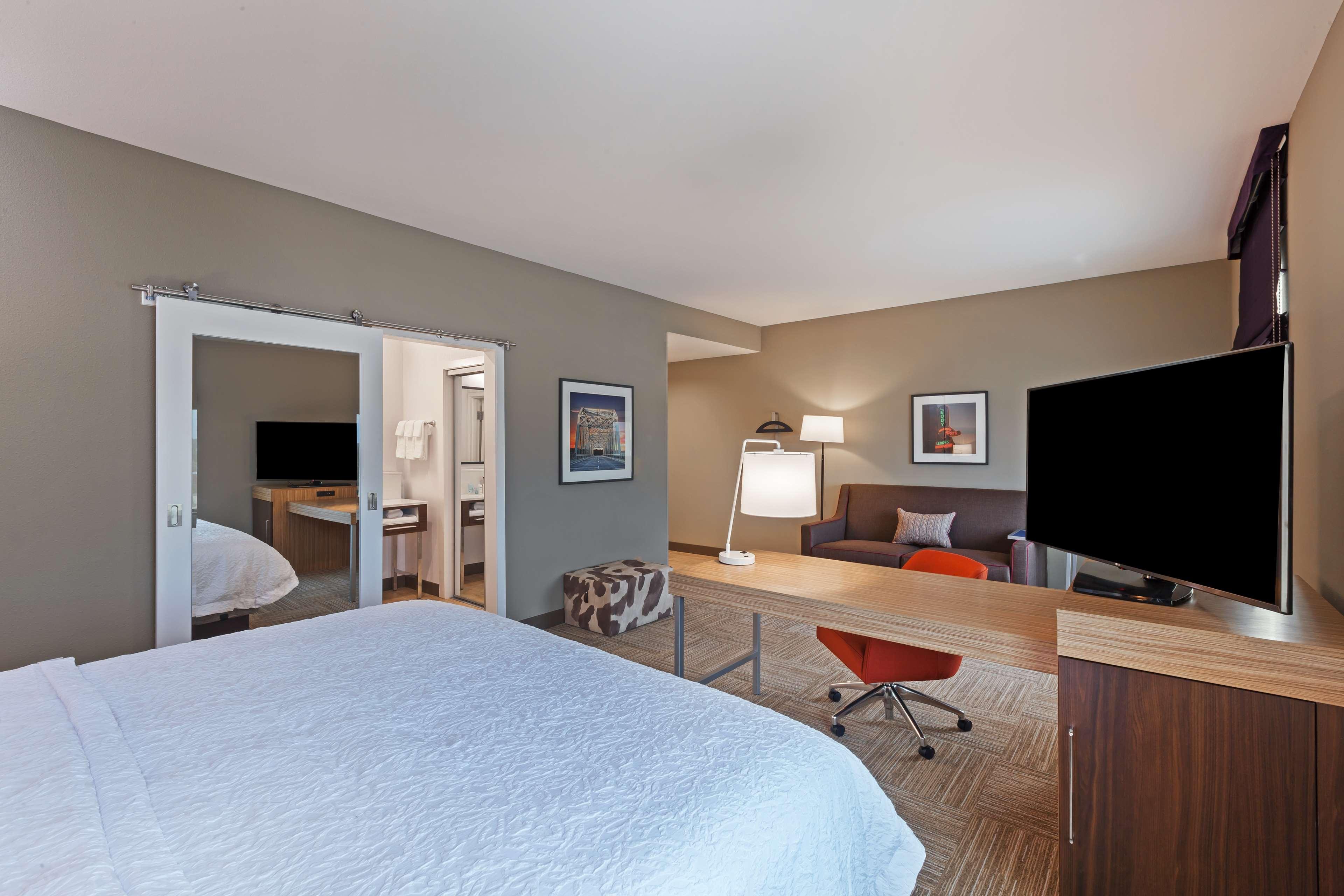 STUDIO, SUITE, KING BED