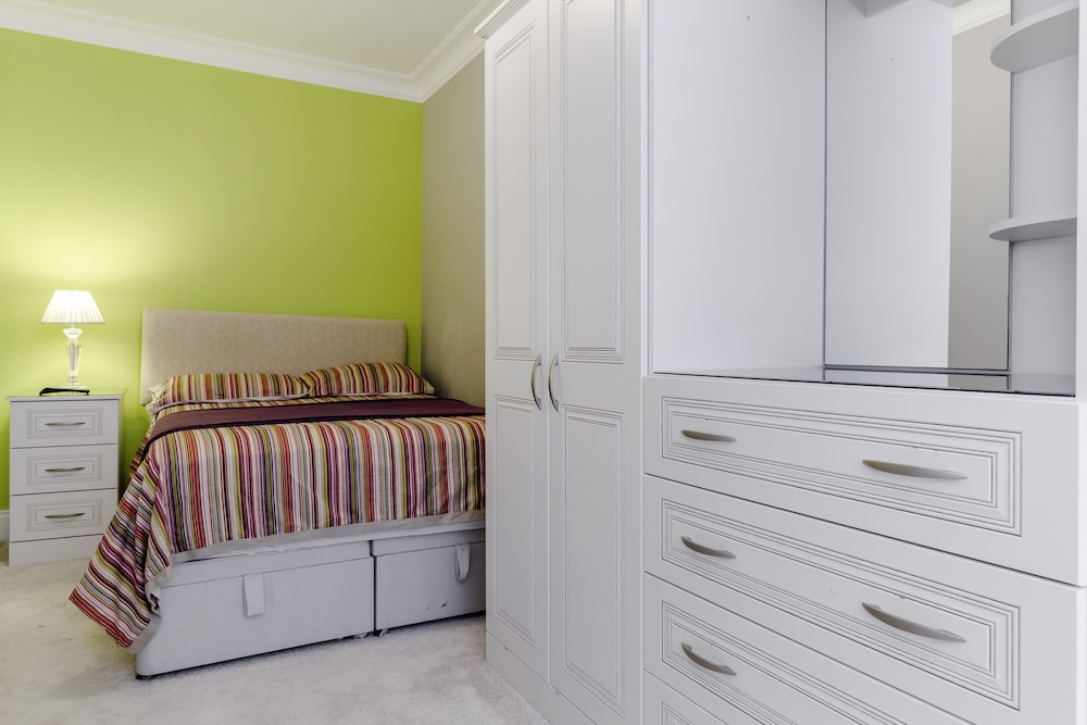 Brooklyn House Bramley Road 16/40