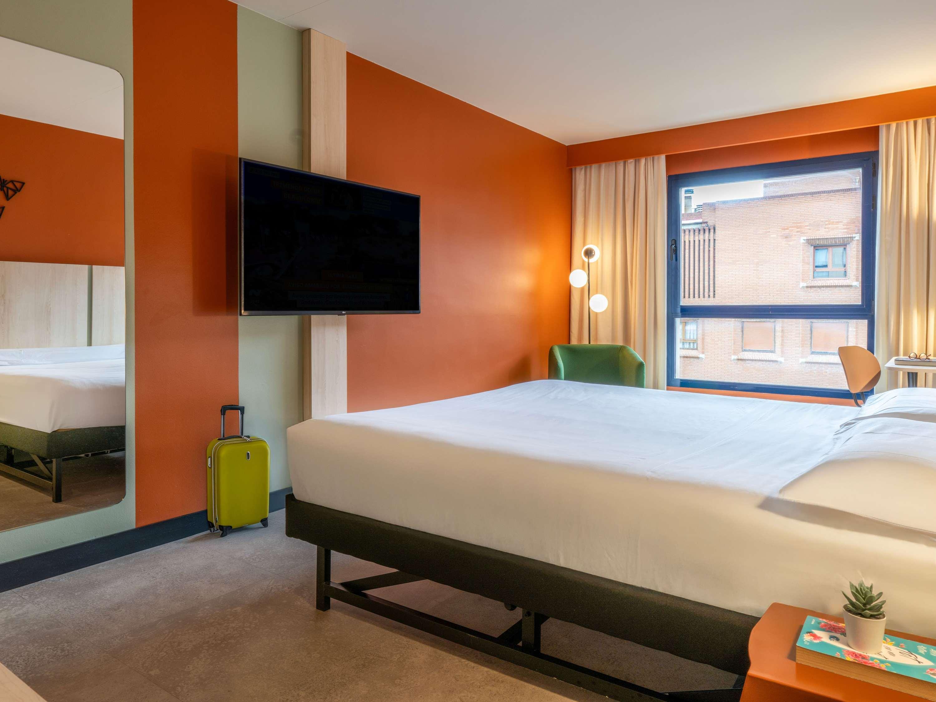 STANDARD, QUEEN BED