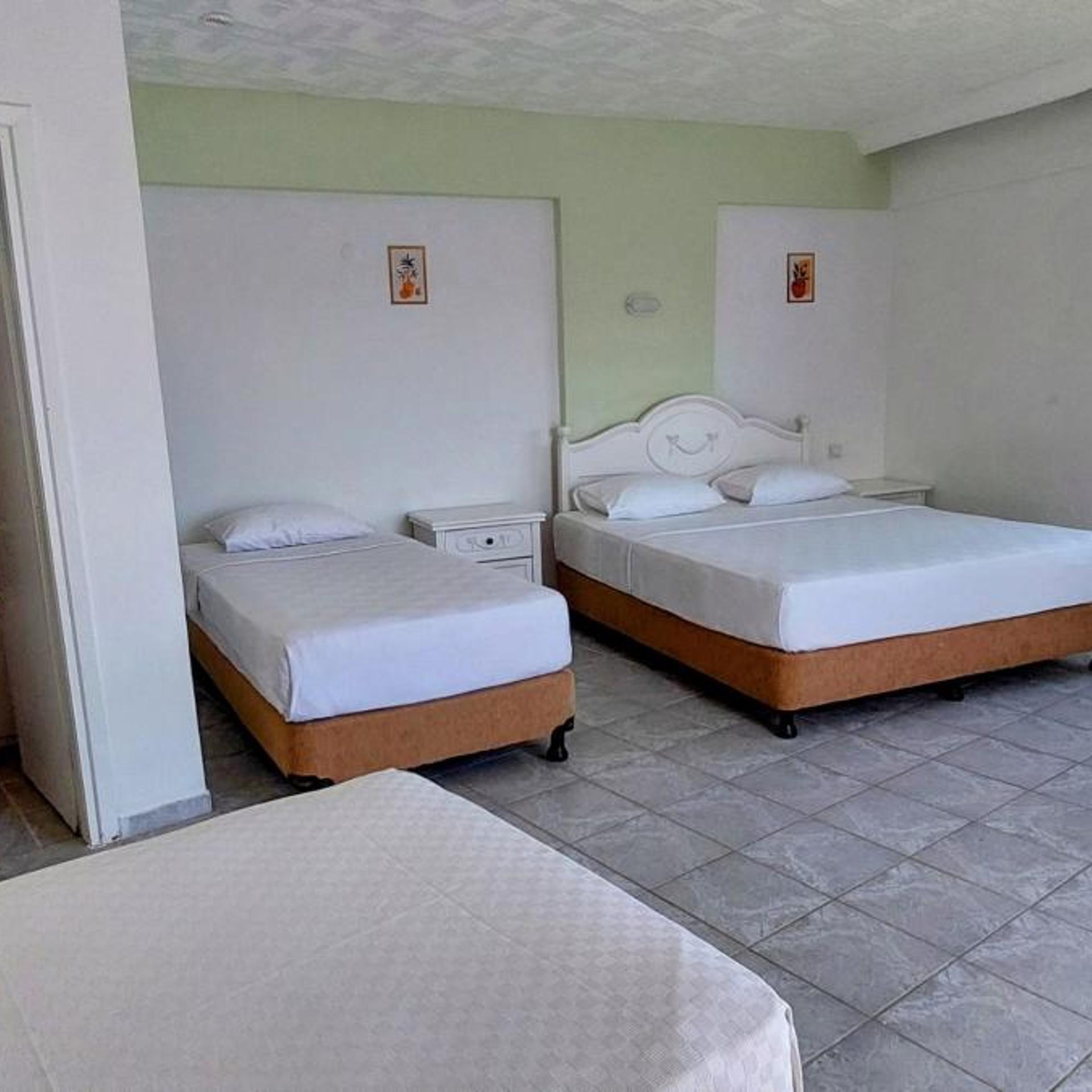 Room, Quadruple 2/9