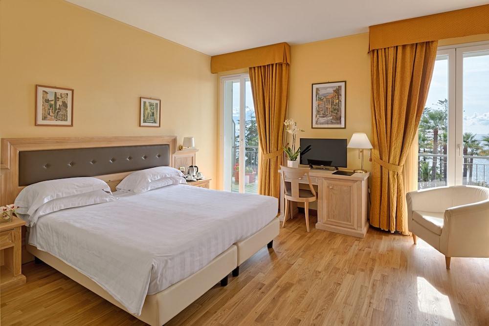 Hotel Paradiso 23/78