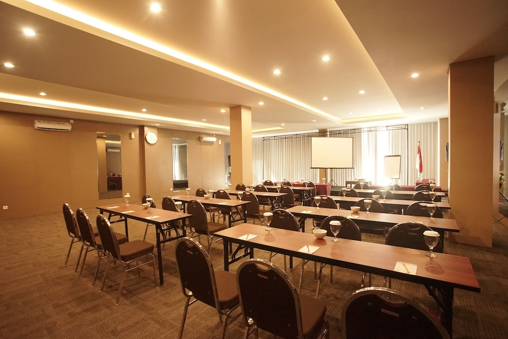 Viva Hotel Kediri by Azana 46/55