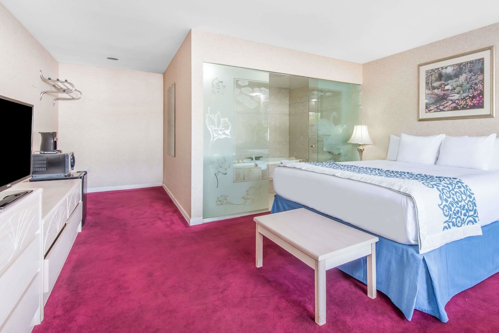 Days Inn by Wyndham Hicksville Long Island 10/20