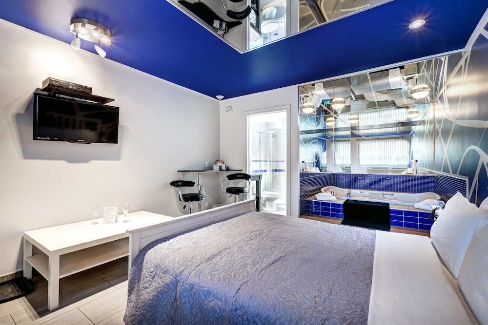 SUPERIOR, QUEEN BED, JETTED TUB
