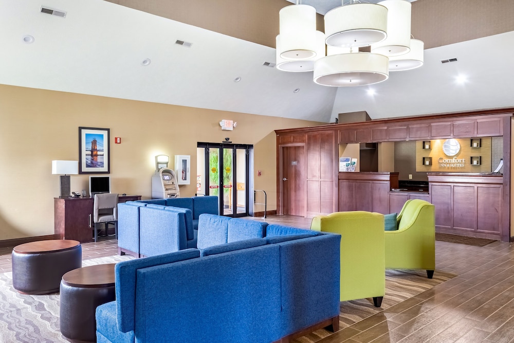 Comfort Inn & Suites Cincinnati Eastgate 12/40