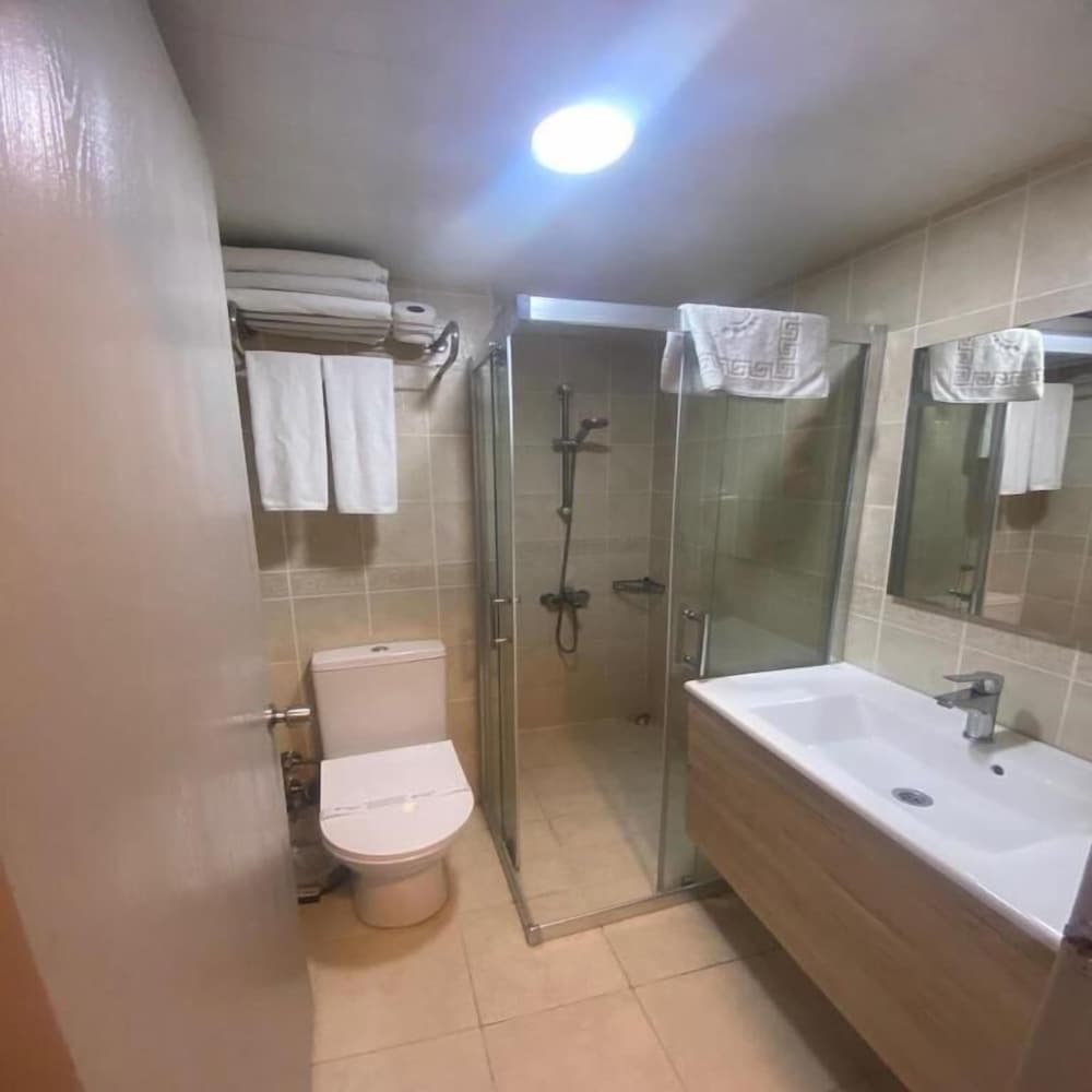 Faik Hotel 50/50