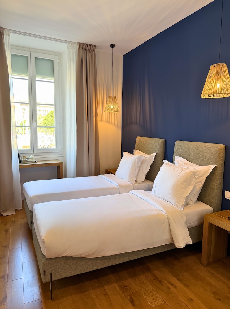 Hotel De La Mer 8/50